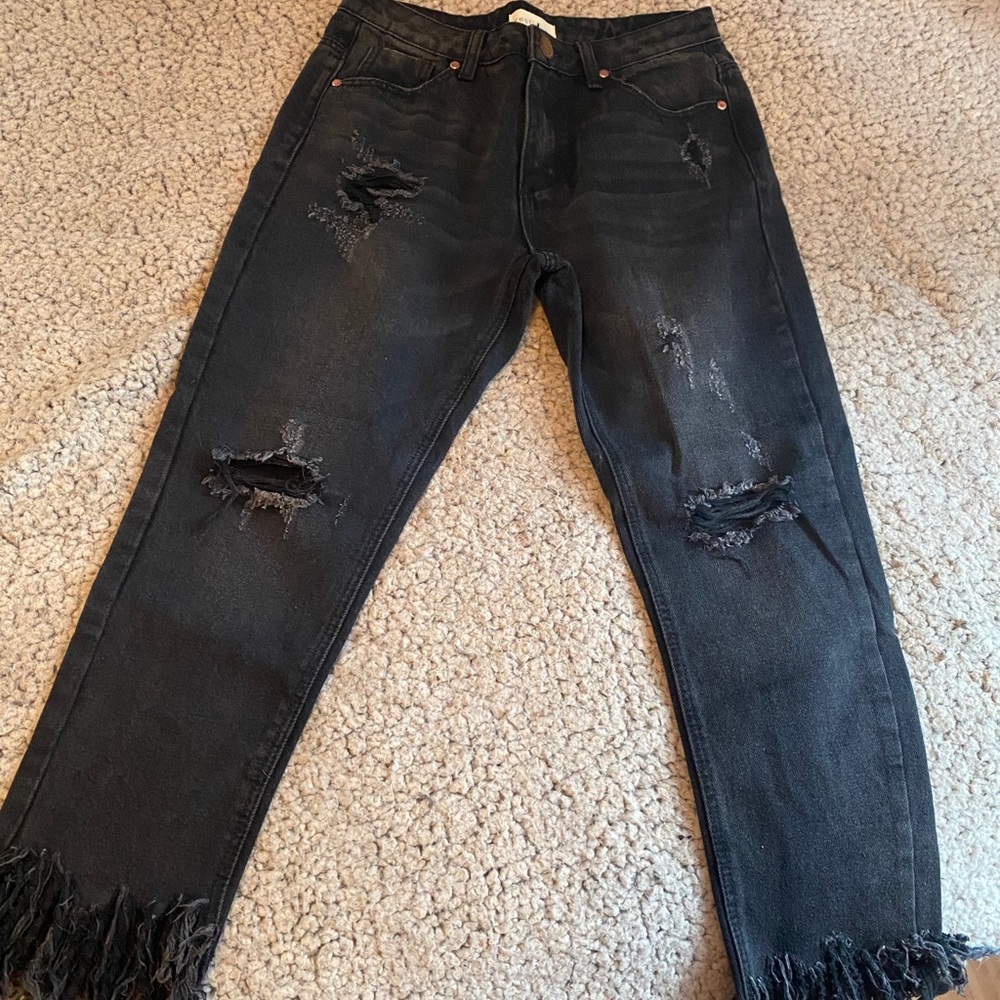Vestique Black Ripped Jeans